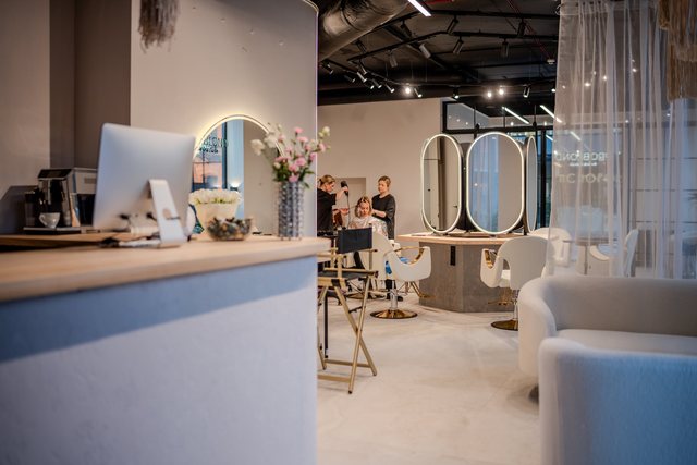 Wnętrze salonu PROBLOND w Łodzi